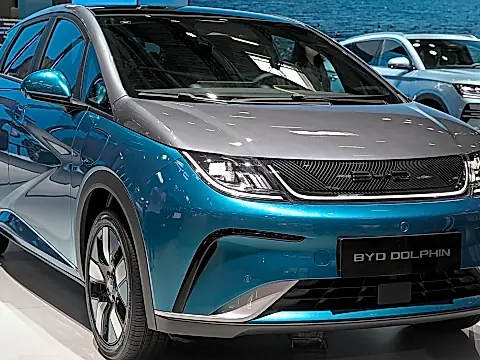 BYD Dolphin vs Dolphin Surf: blaugrauer BYD Dolphin schräg von vorn auf einem Messestand