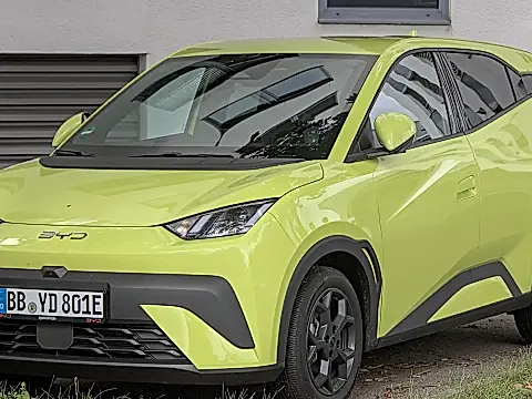 BYD Dolphin Surf Farben: Elektro-Kleinwagen in Lime Green von vorn