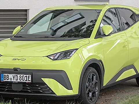 BYD Dolphin Surf Kofferraum: Cockpit mit Lenkrad und Display