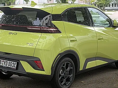 BYD Dolphin Surf Reichweite: limettengrüner Elektro-Kleinwagen von schräg hinten am Straßenrand