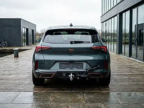 CUPRA Born Facelift 2026 ohne Anhängerkupplung am Heck mit Fahrradträger-Vorbereitung als einzige Trägeroption für Käufer in Wiesloch