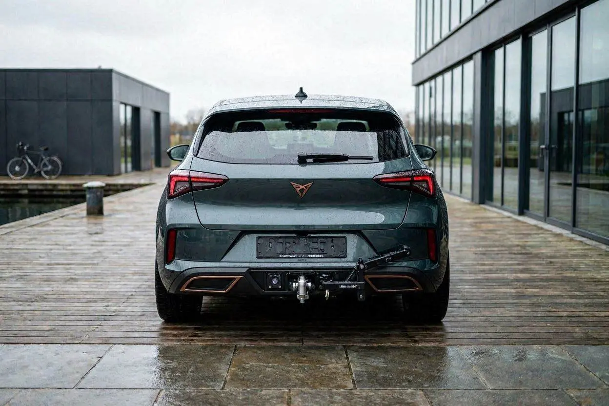 CUPRA Born Facelift 2026 ohne Anhängerkupplung am Heck mit Fahrradträger-Vorbereitung als einzige Trägeroption für Käufer in Wiesloch