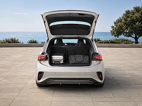 CUPRA Born mit geöffnetem Kofferraum: Volumen, Abmessungen und Alltagstauglichkeit des elektrischen Kompaktwagens 2026