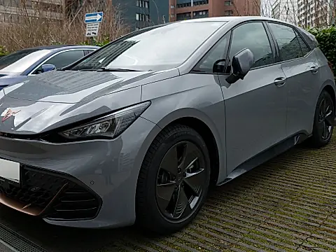 CUPRA Born Rückrufaktion: grauer CUPRA Born schräg von vorn auf einem Parkplatz