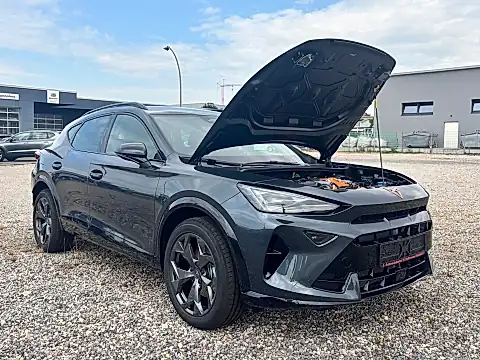 Gebrauchter CUPRA Formentor mit geöffneter Motorhaube beim Gebrauchtwagen-Check in Wiesloch