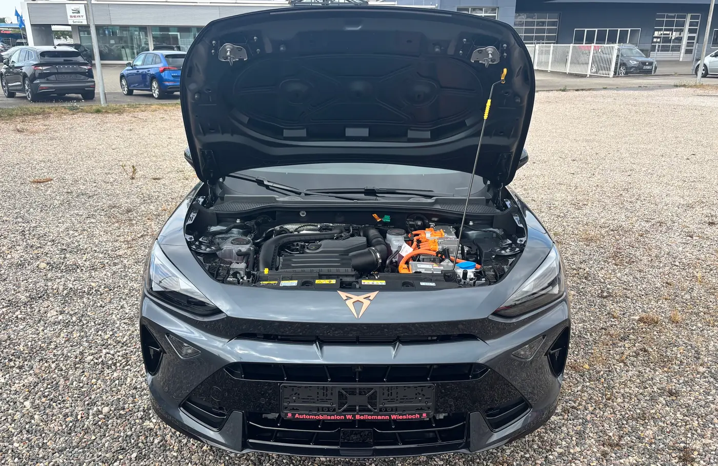 Motorraum eines gebrauchten CUPRA Formentor e-Hybrid mit orangen Hochvoltleitungen