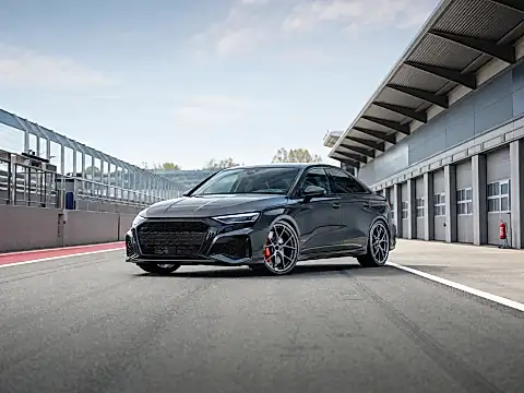 CUPRA Leon VZ mit großen Leichtmetallrädern und farbigen Bremssätteln in der Boxengasse