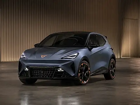 CUPRA Raval 2026 mit Kindersitz, Buggy und geöffnetem Kofferraum – Familien-Praxis-Test im Elektro-Kleinwagen