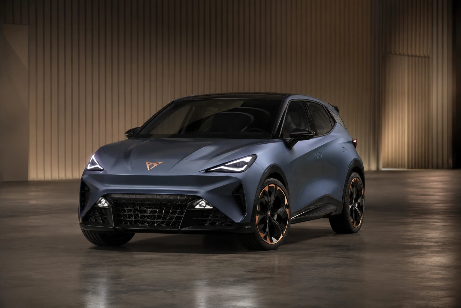 CUPRA Raval 2026 mit Kindersitz, Buggy und geöffnetem Kofferraum – Familien-Praxis-Test im Elektro-Kleinwagen
