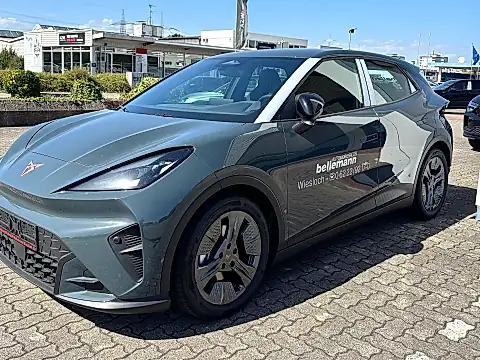 CUPRA Raval Höchstgeschwindigkeit: der Elektro-Kleinwagen von vorne links