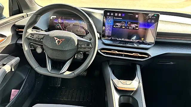 CUPRA Raval Sicherheit: Cockpit mit Bremsassistent-Anzeige auf dem Mitteldisplay