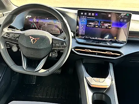 CUPRA Raval Sicherheit: Cockpit mit Bremsassistent-Anzeige auf dem Mitteldisplay