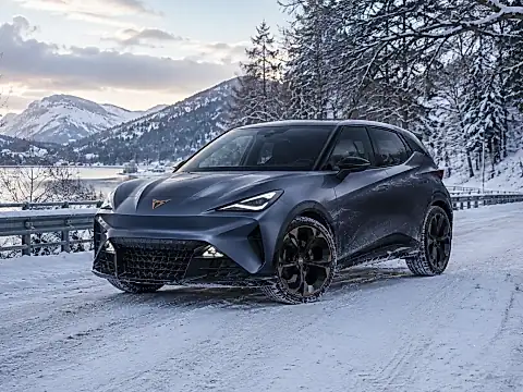 CUPRA Raval 2026 in Manganese Green Matt im Winter mit 18-Zoll-Original-DEFIER-Alufelge und Pirelli-Bereifung