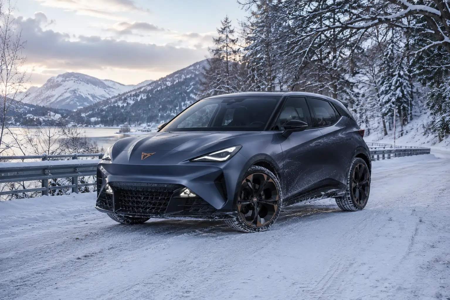 CUPRA Raval 2026 in Manganese Green Matt im Winter mit 18-Zoll-Original-DEFIER-Alufelge und Pirelli-Bereifung