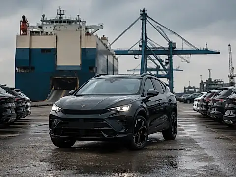 Cupra Tavascan vor Hafenanlage Bremerhaven -- Symbolbild zur Auslieferungs-Verzögerung 2026