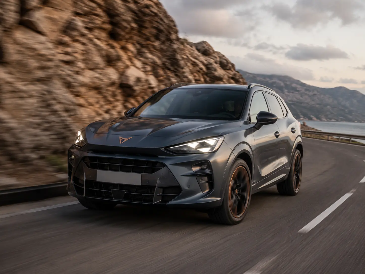 CUPRA Terramar VZ e-Hybrid 2026 in Petrol-Blue — sportlicher Plug-in-SUV mit 272 PS Systemleistung und 118 Kilometer elektrischer WLTP-Reichweite im Praxis-Test