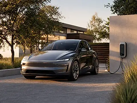 Elektroauto lädt nachts an einer Wallbox vor einem Einfamilienhaus zum günstigen Strompreis eines dynamischen Tarifs