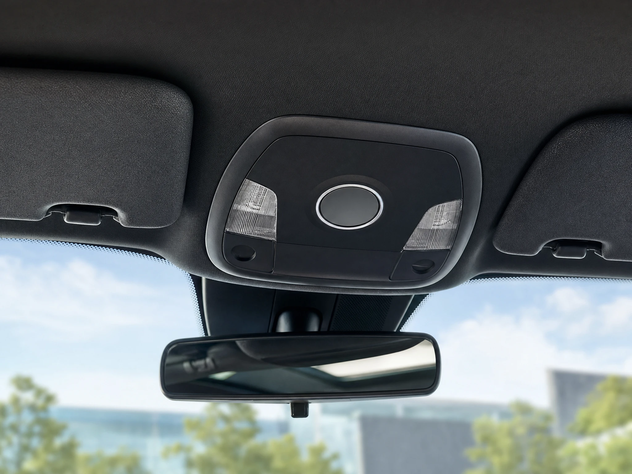 eCall und 2G-Abschaltung: Notruf-Taste im Fahrzeug-Dachhimmel als Symbol für den automatischen Notruf