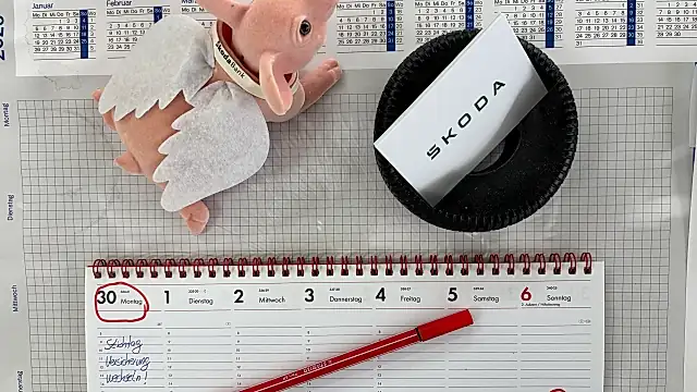 Kfz-Versicherung 2027: Tischkalender mit rot eingekreistem Stichtag 30. November und der Notiz Versicherung wechseln