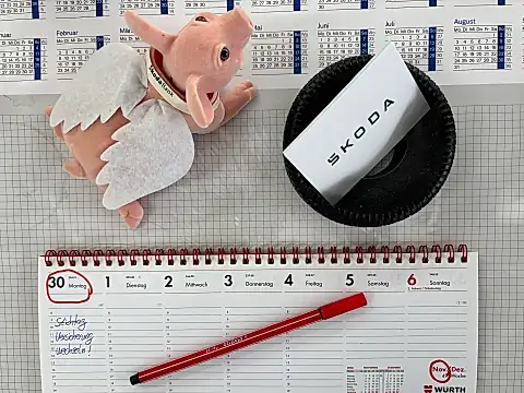 Kfz-Versicherung 2027: Tischkalender mit rot eingekreistem Stichtag 30. November und der Notiz Versicherung wechseln
