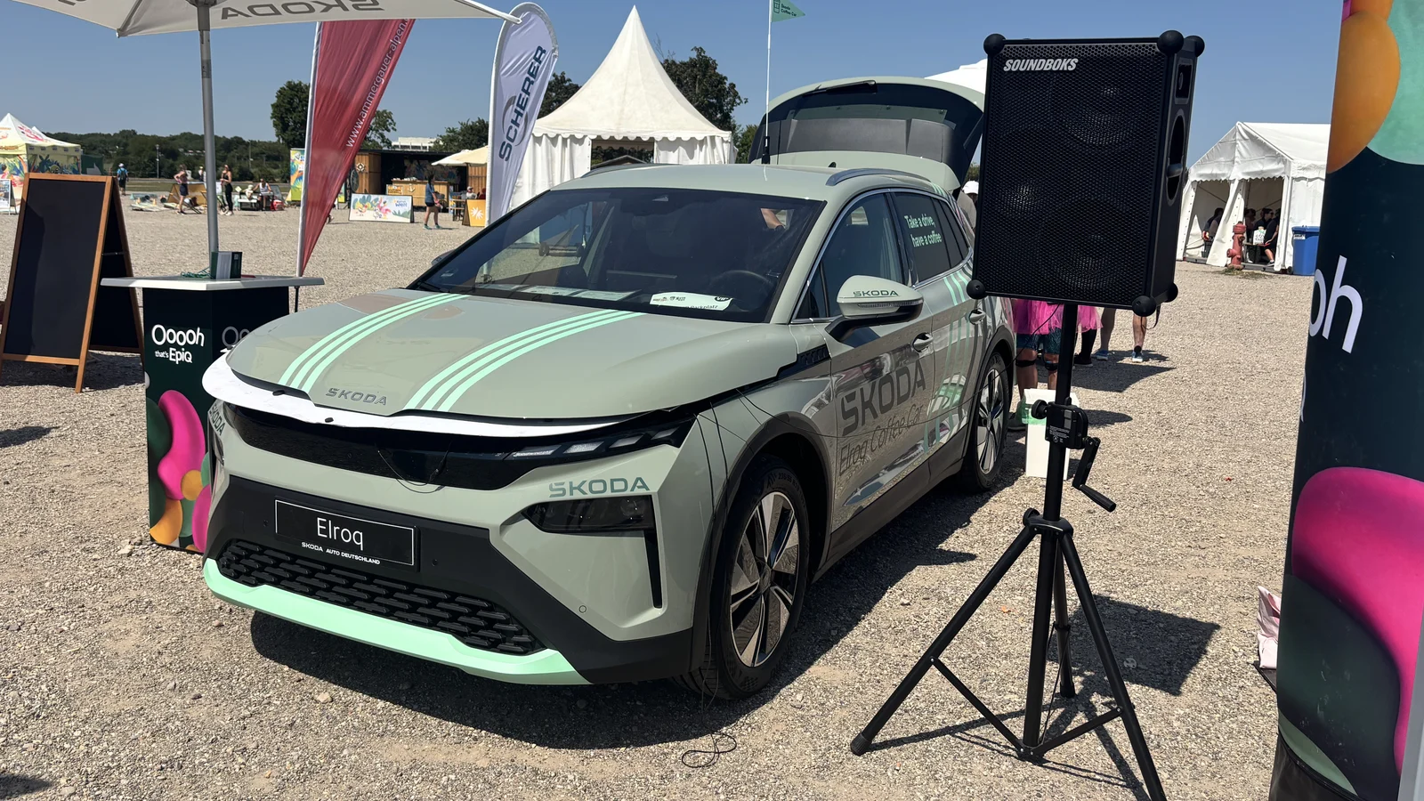 Škoda Elroq in Salbeigrün von schräg vorn auf der Roadshow in Mannheim
