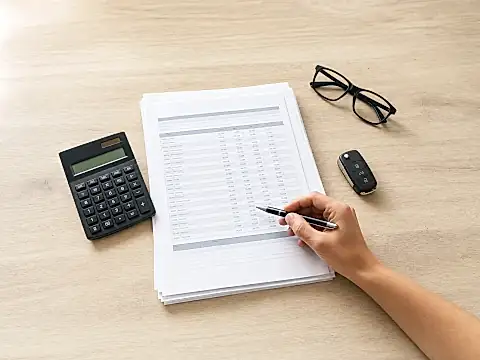 Null-Prozent-Finanzierung beim Auto: Vertragsunterlagen mit Zinsangabe werden geprüft