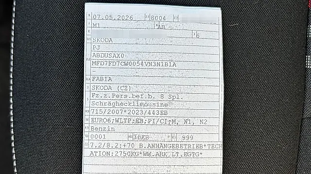 Rückruf prüfen: Fahrzeugschein eines Škoda Fabia, die Fahrgestellnummer ist unkenntlich gemacht