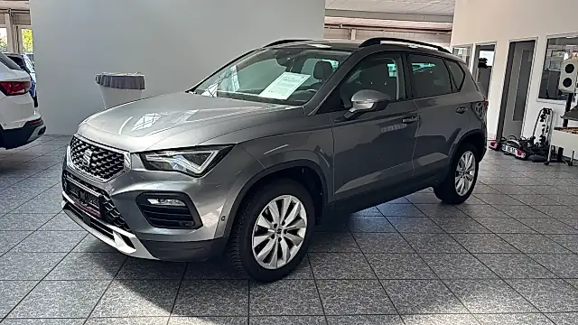 SEAT Aus 2029: gebrauchter SEAT Ateca im Ausstellungsraum in Wiesloch