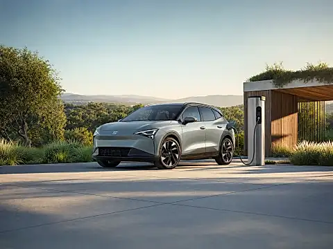 SEAT Elektro Modelle 2026: Leon e-Hybrid an einer Ladesäule als einziges elektrifiziertes Angebot der Marke