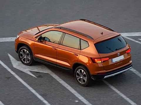 SEAT Ateca Rückruf: oranger SEAT Ateca von oben auf einem leeren Parkplatz