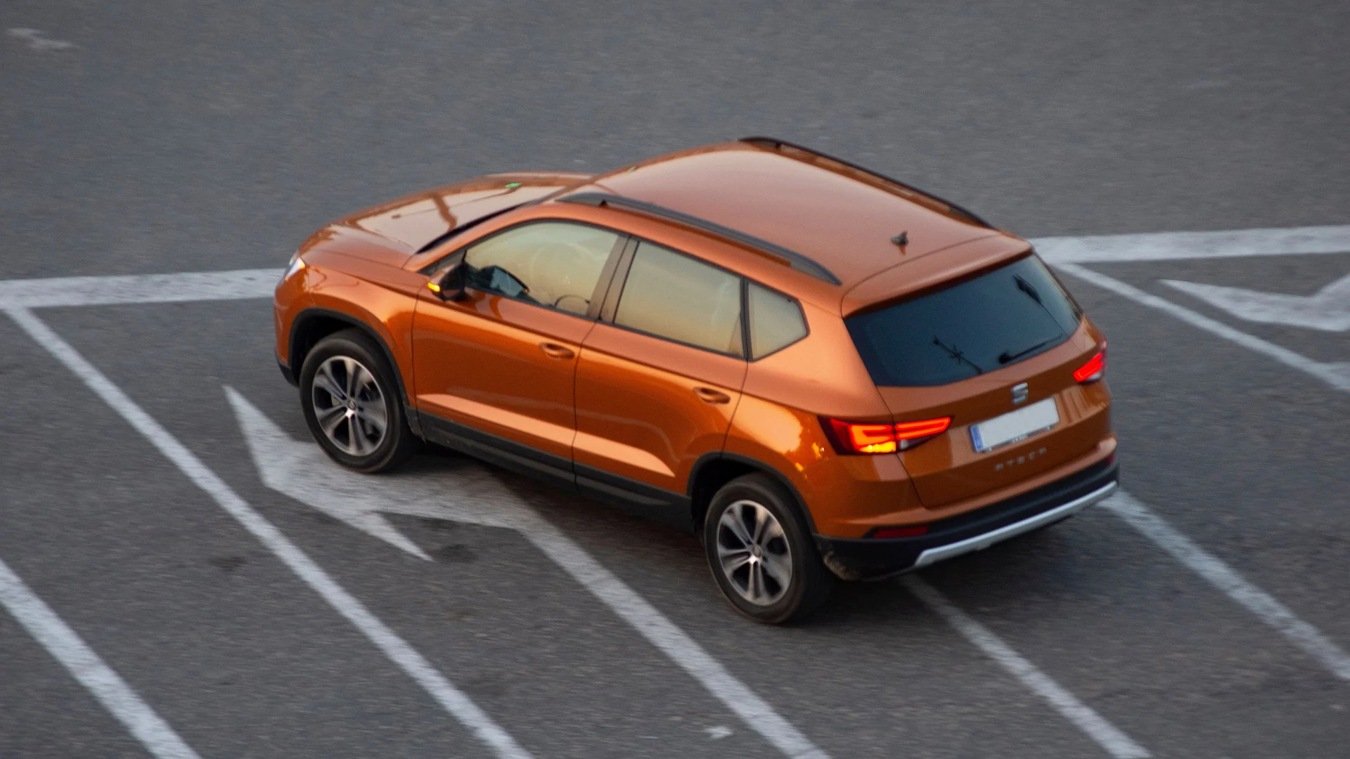SEAT Ateca Rückruf: oranger SEAT Ateca von oben auf einem leeren Parkplatz