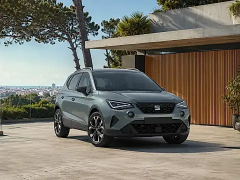Die neuen SEAT Modelle 2026: Arona und Ibiza Facelift nebeneinander in einer urbanen Kulisse als klares Zeichen für die Zukunft der Marke