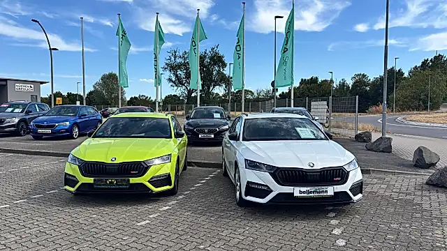 Škoda Ausstattungspakete: zwei Octavia Combi RS in Grün und Weiß auf dem Hof in Wiesloch