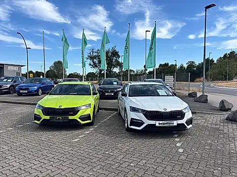 Škoda Ausstattungspakete: zwei Octavia Combi RS in Grün und Weiß auf dem Hof in Wiesloch