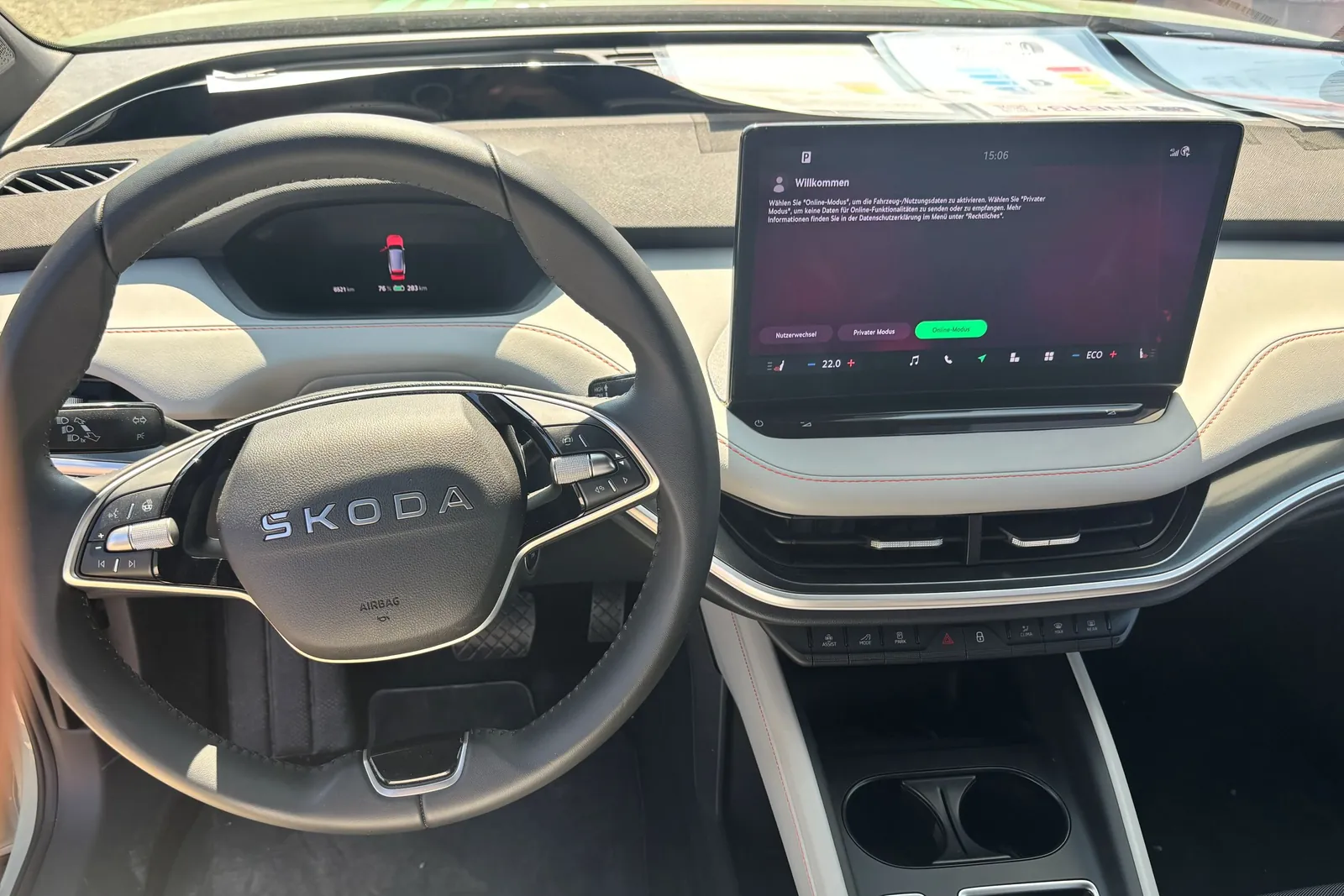 Skoda Elroq Bedienung: Cockpit mit eingeschaltetem Fahrerdisplay, 13-Zoll-Bildschirm und Tastenreihe