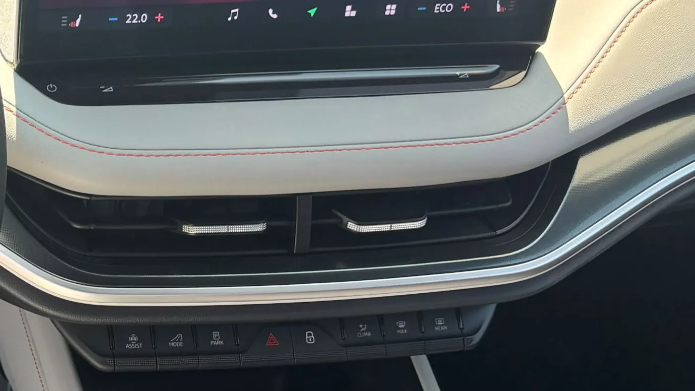 Skoda Elroq Display Symbole: Klimaleiste am Bildschirmrand und die acht Tasten darunter