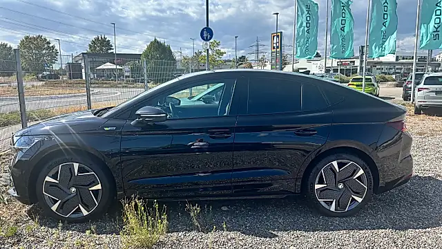 Schwarzer ŠKODA Enyaq Coupé RS von der Seite