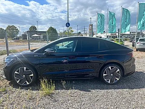 Schwarzer ŠKODA Enyaq Coupé RS von der Seite