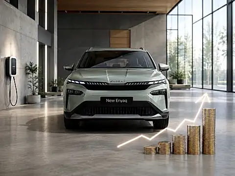 Skoda Enyaq Preisanpassung 2026: Enyaq im Schauraum, daneben steigende Münzstapel