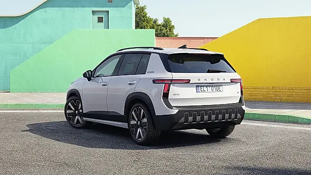 Am Heck sitzt die Skoda Epiq Anhängerkupplung: weißer Epiq 55 von schräg hinten, auf dem Pressefoto ohne Kupplung