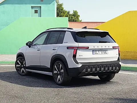 Am Heck sitzt die Skoda Epiq Anhängerkupplung: weißer Epiq 55 von schräg hinten, auf dem Pressefoto ohne Kupplung