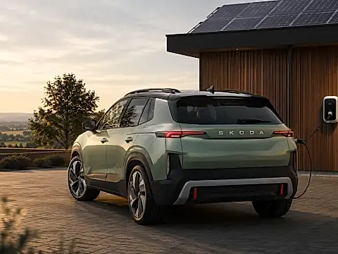 Skoda Epiq an Wallbox vor Einfamilienhaus mit Solaranlage — Symbolbild Vehicle-to-Home