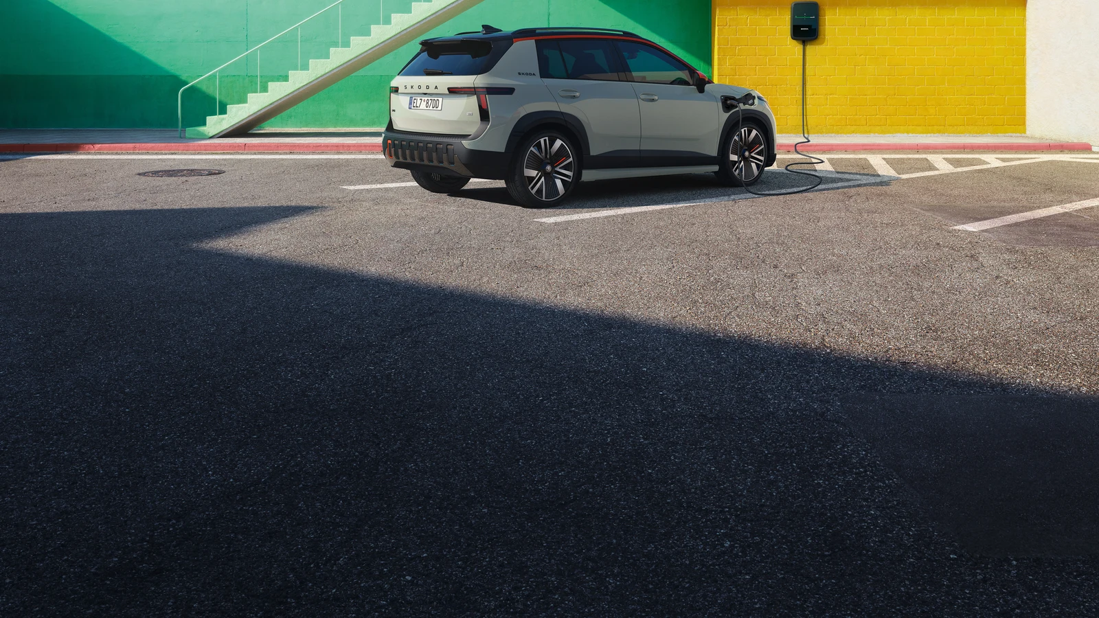 Škoda Epiq Kofferraum Bilder: Heckansicht der First Edition beim Laden an einer Wallbox