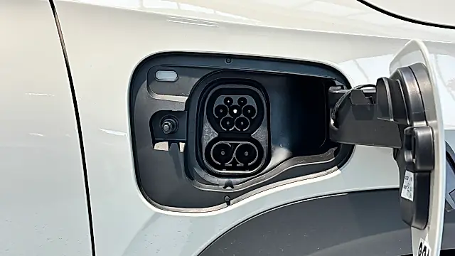 Skoda Epiq Ladeanschluss: offene Ladeklappe der Edition Eins mit Typ-2-Teil oben und zwei Gleichstrom-Kontakten darunter