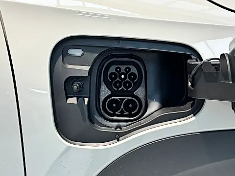 Skoda Epiq Ladeanschluss: offene Ladeklappe der Edition Eins mit Typ-2-Teil oben und zwei Gleichstrom-Kontakten darunter