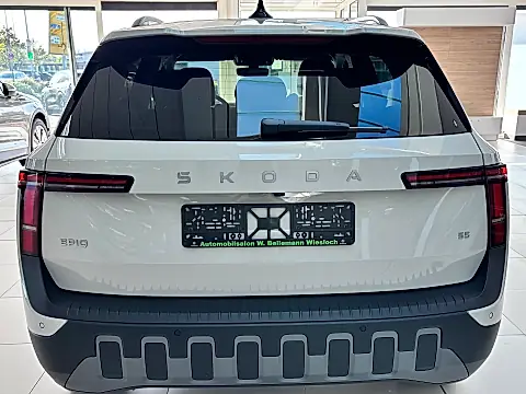 Škoda Epiq Schwächen im Alltag: Heck der weißen Edition Eins mit Heckklappe und Heckscheibe im Ausstellungsraum