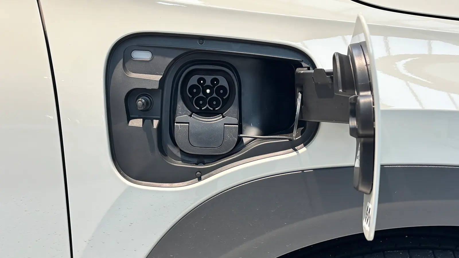 Geöffnete Ladeklappe der Škoda Epiq Edition Eins mit Ladebuchse und abgedecktem Anschluss für Gleichstrom