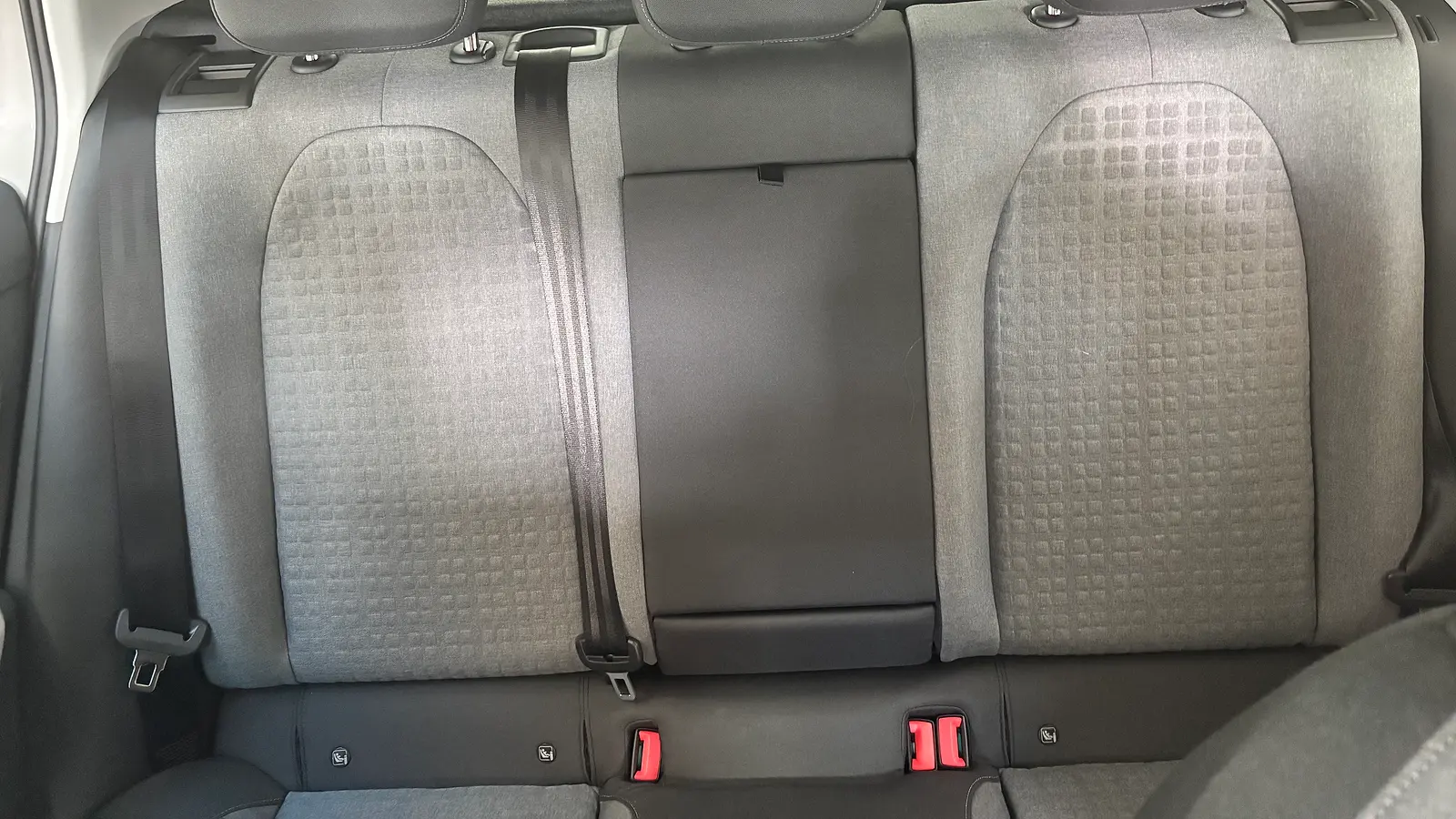 Rückbank der Škoda Epiq Edition Eins mit Mittelarmlehne und Isofix-Zeichen an den äußeren Plätzen