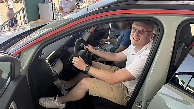 Škoda Epiq Test: Sitzprobe im Edition Eins auf der Roadshow – Blick durch die offene Fahrertür ins Cockpit