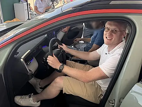 Škoda Epiq Test: Sitzprobe im Edition Eins auf der Roadshow – Blick durch die offene Fahrertür ins Cockpit